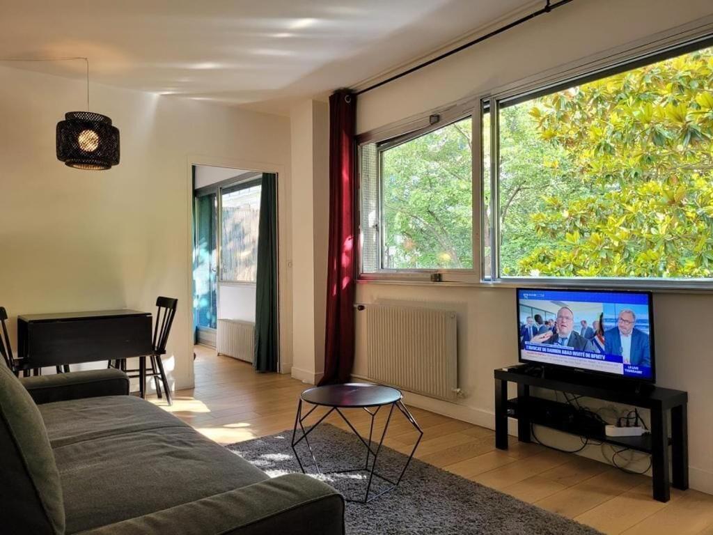 Eiffel Tower - Front Row Balcony View Apartment Paris
