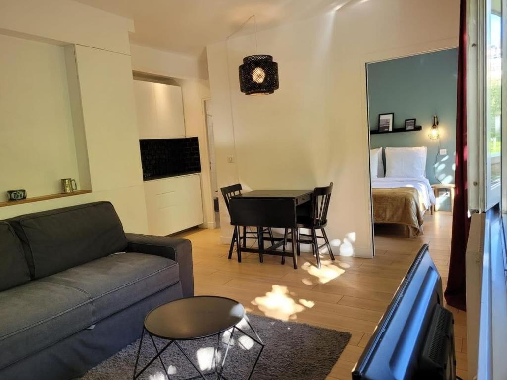 Eiffel Tower - Front Row Balcony View Apartment