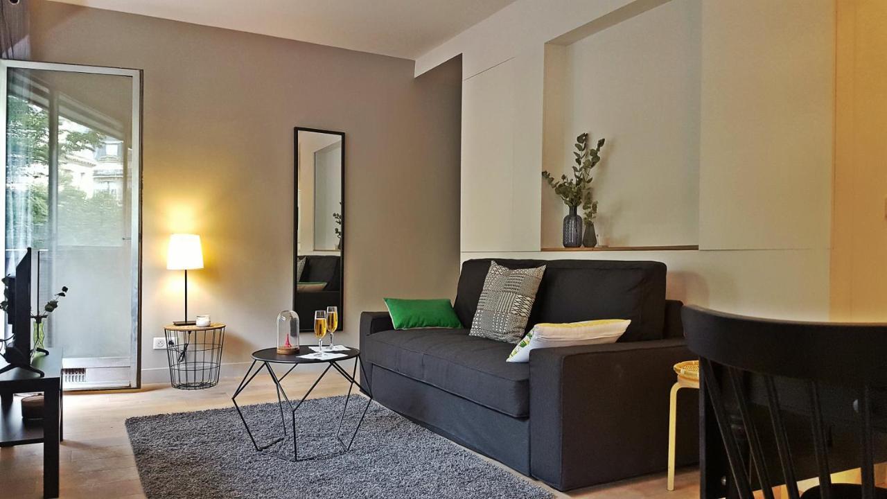 Eiffel Tower - Front Row Balcony View Apartment Paris