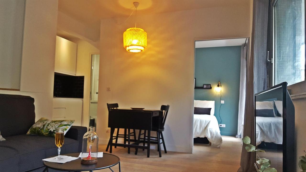 Apartment Eiffel Tower - Front Row Balcony View *